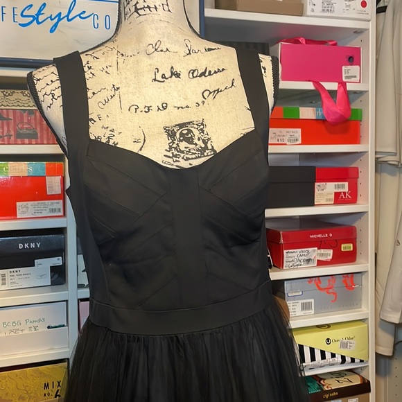 Gorgeous Gown by Aidan Mattox Black Size 10 but fits more like an 8 - Picture 3 of 8